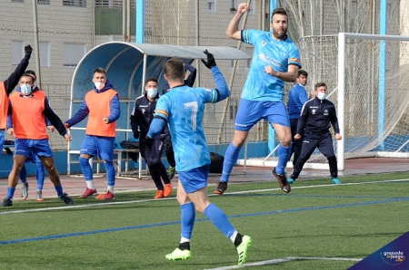 Momento en el que Fran Bea anotó el tercer gol del Maracena y desató la locura en la Ciudad Deportiva (JOSÉ M. BALDOMERO) Momento en el que Fran Bea anotó el tercer gol del Maracena y desató la locura en la Ciudad Deportiva (JOSÉ M. BALDOMERO)