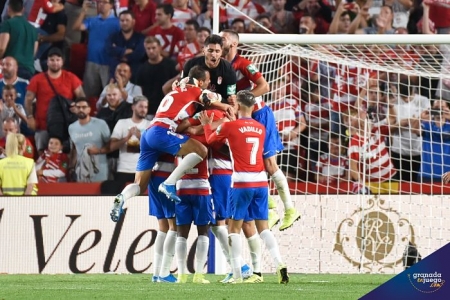 El Granada buscará repetir ante el Barcelona la hazaña del pasado curso (JOSÉ M. BALDOMERO) El Granada buscará repetir ante el Barcelona la hazaña del pasado curso (JOSÉ M. BALDOMERO)