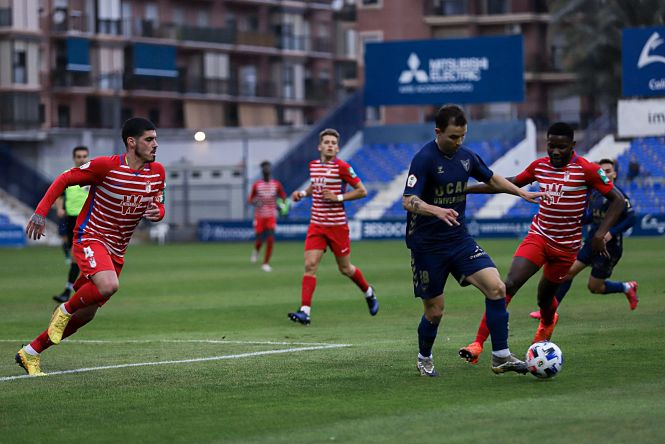 Fobi presiona a un jugador del UCAM Murcia (UCAM MURCIA CF) 