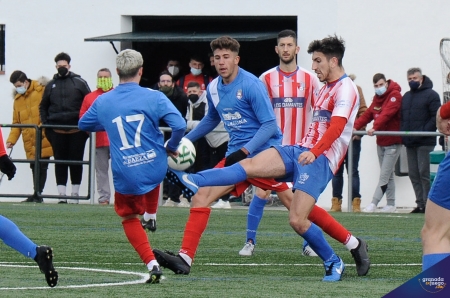 Lance del partido de esta mañana en el `Municipal de Armilla´, con el debutante Fran Machado observando la jugada (JOSÉ M. BALDOMERO) Lance del partido de esta mañana en el `Municipal de Armilla´, con el debutante Fran Machado observando la jugada (JOSÉ M. BALDOMERO)