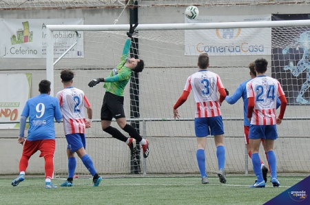 El travesaño evitó el segundo gol del Baeza ante el Arenas (JOSÉ M. BALDOMERO)
