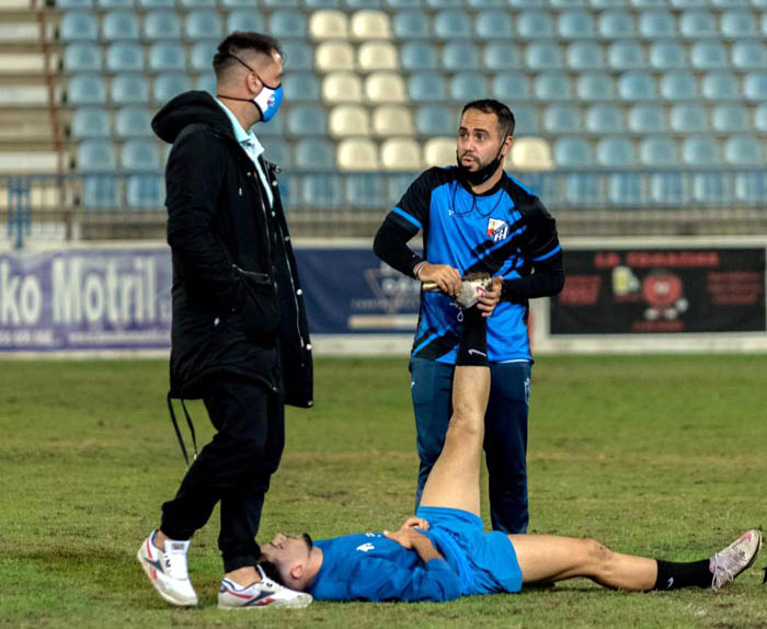 Viti, directo deportivo del CF Motril, durante un entrenamiento del equipo (VICENTE GARCÍA) 