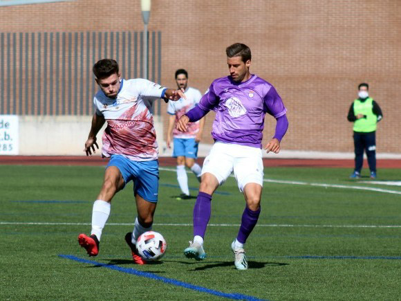 Naranjo disputa el balón con un jugador jienense en el partido de ida (MIGUEL JÁIMEZ) 