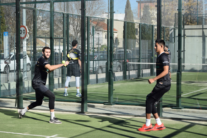 Manu Rodríguez golpea la bola (FUNDACIÓN CB GRANADA)