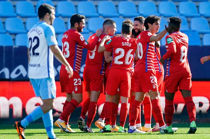 Los jugadores del Granada celebran el tanto de Fede Vico, que abrió el marcador en `La Rosaleda´ (PEPE VILLOSLADA / GCF)