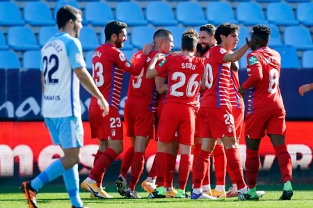 Los jugadores del Granada celebran el tanto de Fede Vico, que abrió el marcador en `La Rosaleda´ (PEPE VILLOSLADA / GCF) Los jugadores del Granada celebran el tanto de Fede Vico, que abrió el marcador en `La Rosaleda´ (PEPE VILLOSLADA / GCF)