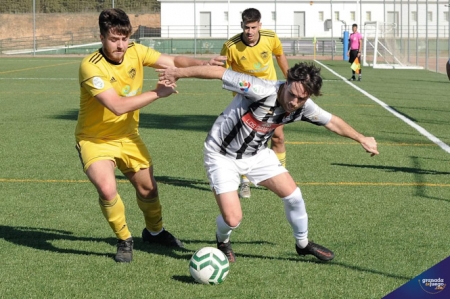 La intensidad marcó el derbi (JOSÉ M. BALDOMERO) La intensidad marcó el derbi (JOSÉ M. BALDOMERO)
