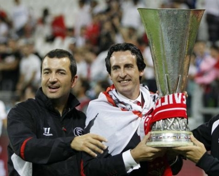 Diego Martínez y Unai Emery celebran la Europa League conseguida en 2014 con el Sevilla (ESTADIO DEPORTIVO)