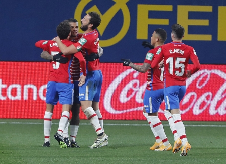 Los jugadores del Granada celebran el tanto del empate de Kenedy (LALIGA)