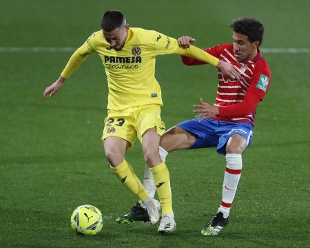Luis Milla en una acción del partido ante el Villarreal CF (LALIGA)