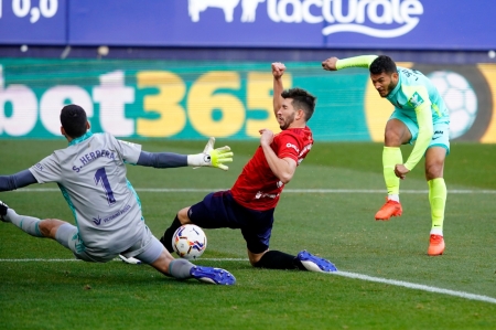 Luis Suárez batió con un gran disparo a Sergio Herrera para hacer el gol de los nazaríes (PEPE VILLOSLADA / GCF)