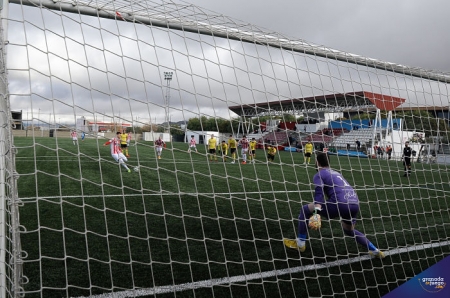 Momento en el que Javi Prieto anotó de penalti el gol que abrió el marcador (JOSÉ M. BALDOMERO)