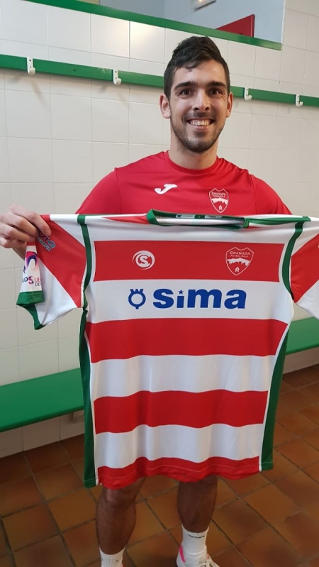 Miguel Fernández con su nueva camiseta (SIMA GRANADA) Miguel Fernández con su nueva camiseta (SIMA GRANADA)