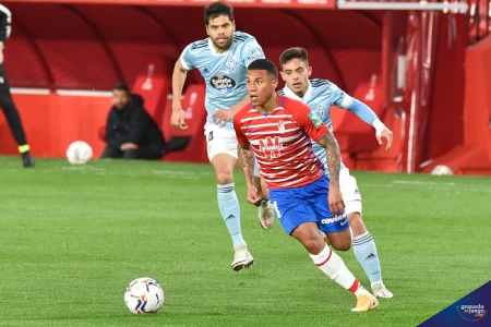 Machís en una acción del encuentro en casa ante el RC Celta (JOSÉ M. BALDOMERO) Machís en una acción del encuentro en casa ante el RC Celta (JOSÉ M. BALDOMERO)
