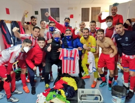 El Arenas celebra la victoria en vestuarios (ARENAS DE ARMILLA) El Arenas celebra la victoria en vestuarios (ARENAS DE ARMILLA)