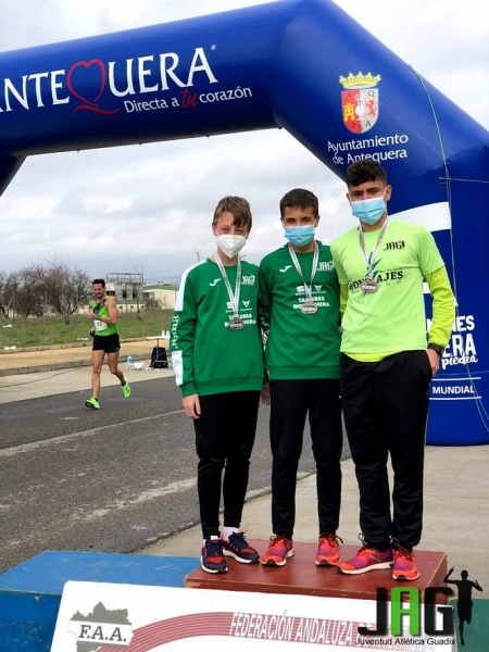 Atletas de la Juventud Atlética de Guadix en el pódium (JAG) Atletas de la Juventud Atlética de Guadix en el pódium (JAG)