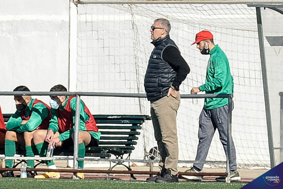 Joseba Aguado en un momento de un partido con el CD Huétor Vega en esta temporada (JOSÉ M. BALDOMERO)