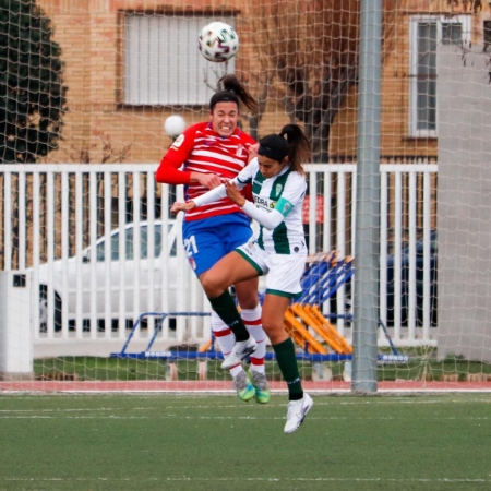 Cristina Postigo pugna con María Avilés durante un lance en el derbi (GCF FEMENINO)