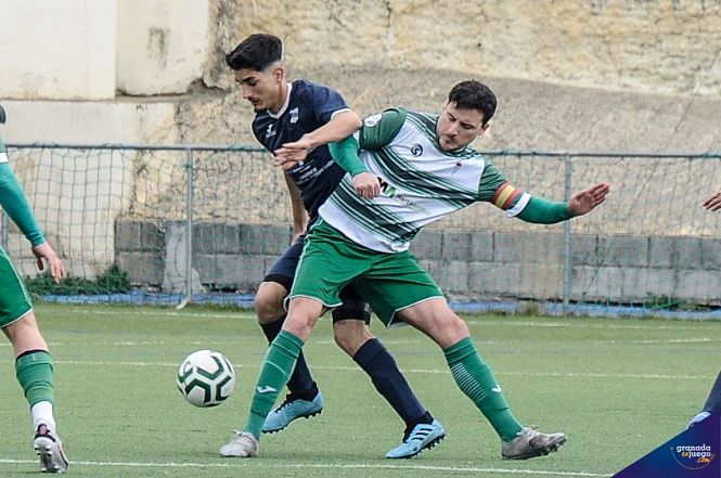 Fran Flores pugna con el balón con un jugador jienense (JOSÉ M. BALDOMERO) 