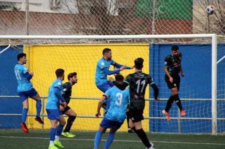 Alberto López busca el balón ante Rubén y Nico (PACO CASTILLO) Alberto López busca el balón ante Rubén y Nico (PACO CASTILLO)