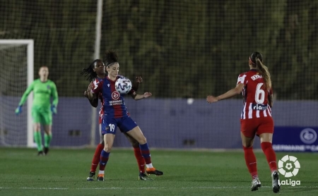 Esther González, durante un partido esta temporada ante su ex equipo (LALIGA)