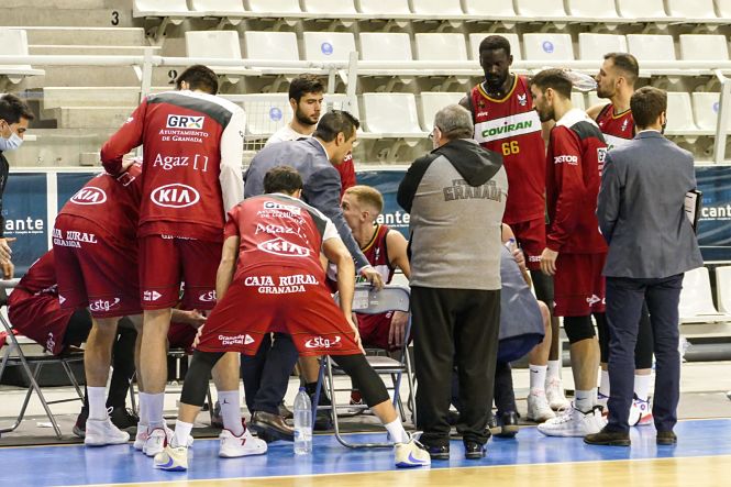 Pablo Pin da instrucciones en el partido ante HLA Alicante (COMUNICACIÓN HLA ALICANTE)