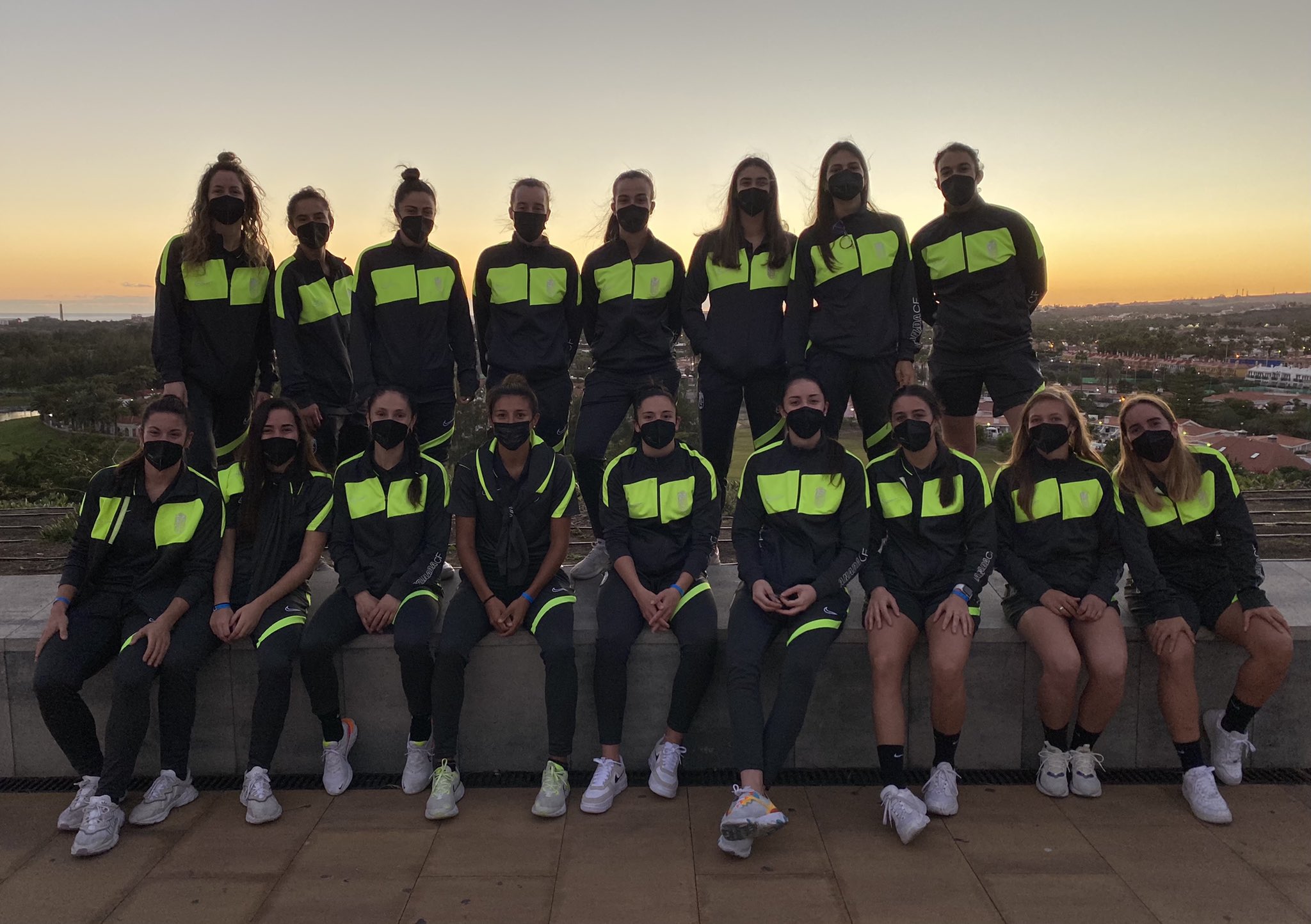 Las jugadoras del Granada Femenino, hace unos minutos en Juan Grande (GCF FEMENINO)