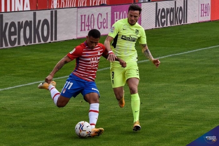 Machís ante Saúl durante un lance del partido en el `Nuevo Los Cármenes´ (JOSÉ M. BALDOMERO)