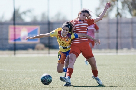 Cristina pugna con Mar Rubio durante un lance del partido (CD JUAN GRANDE)