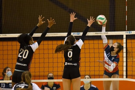 Remate de una jugadora del Universidad de Granada (DEPORTES UGR) Remate de una jugadora del Universidad de Granada (DEPORTES UGR)
