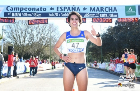 María Pérez tras cruzar la línea de meta (RFEA) María Pérez tras cruzar la línea de meta (RFEA)