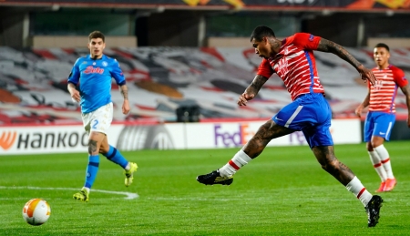 Con este zurdazo Kenedy amplió la ventaja apenas tres minutos después de que el Granada abriera el marcador (PEPE VILLOSLADA / GCF)