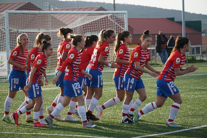 Las jugadoras del Granada Femenino celebran uno de los goles anotados en Cáceres el pasado miércoles (JOSÉ PEDRO)
