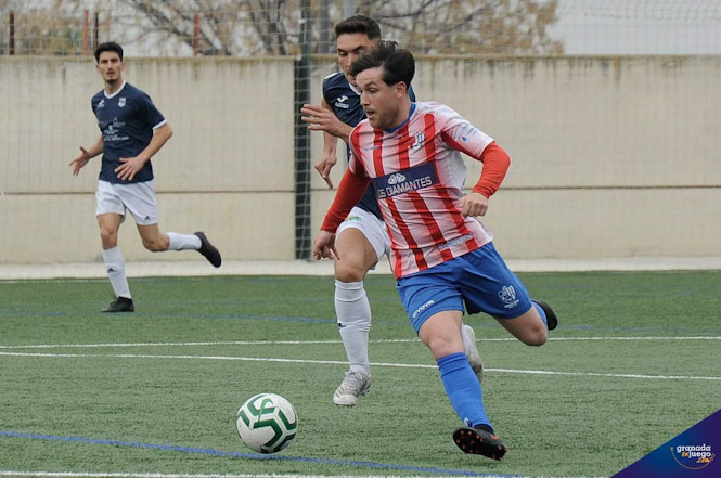 Barajas se marcha de un jugador del Villanueva (JOSÉ M. BALDOMERO) 