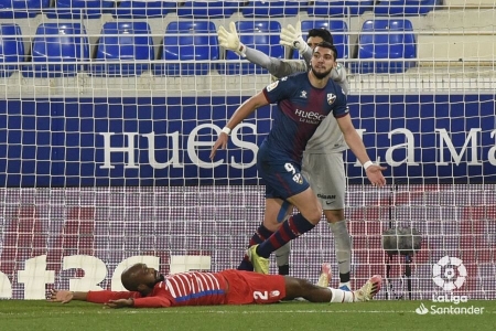Rui Silva y Foulquier protestan la posible falta de Rafa Mir en el tercer gol del Huesca (LALIGA) Rui Silva y Foulquier protestan la posible falta de Rafa Mir en el tercer gol del Huesca (LALIGA)