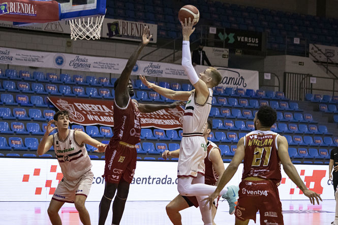 Alex Murphy intenta anotar en la zona (FUNDACIÓN CB GRANADA) 
