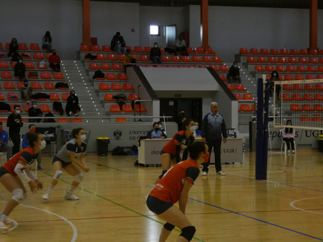 Las jugadoras del Universidad de Granada en una acción defensiva (DEPORTES UGR) 