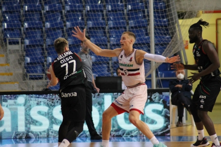 Alex Murphy defiende a Kullamae (FUNDACIÓN CB GRANADA)