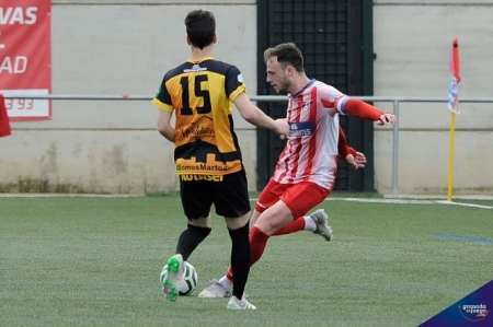 Antonio Molina golpea el balón (JOSÉ M. BALDOMERO / ARCHIVO) 