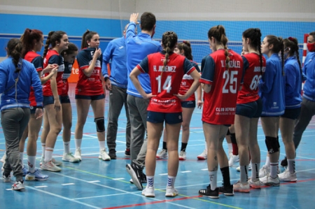 José María Aranda da instrucciones durante un tiempo muerto (DEPORTES UGR) José María Aranda da instrucciones durante un tiempo muerto (DEPORTES UGR)