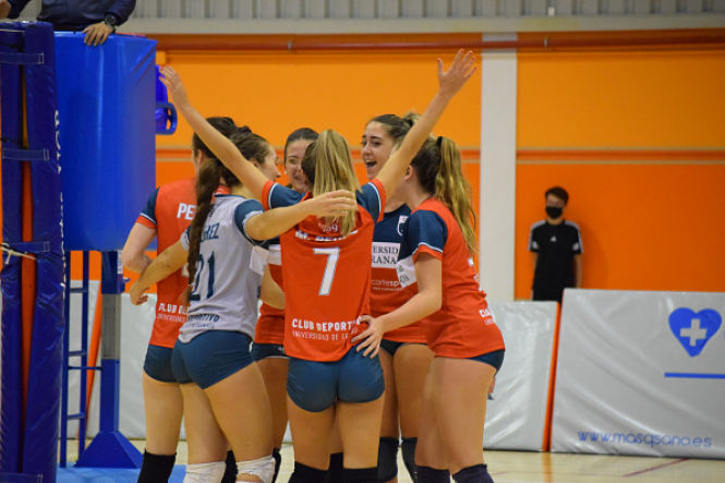Las universitarias celebran un punto (DEPORTES UGR) 