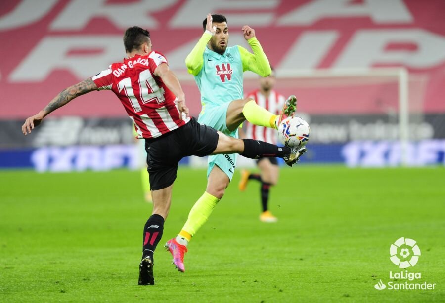 Fede Vico pugna con Dani García durante un lance en el encuentro de esta noche (LALIGA)