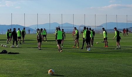La plantilla del Granada, o lo que queda de ella, ejercitándose ayer en la Ciudad Deportiva (FRAN CALVO)