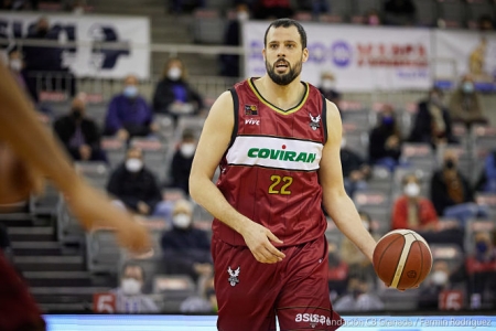 Edu Gatell en el partido ante Tau Castellón (FERMÍN RODRÍGUEZ /  FUNDACIÓN CB GRANADA)