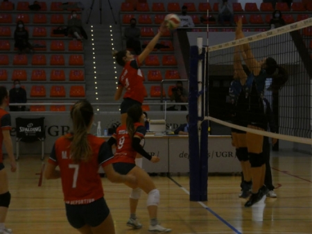 Una jugadora del Universidad de Granada realiza un remate (DEPORTES UGR) Una jugadora del Universidad de Granada realiza un remate (DEPORTES UGR)