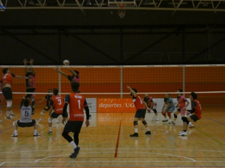Un ataque del `Uni` frente a Caravaca (DEPORTES UGR) Un ataque del `Uni` frente a Caravaca (DEPORTES UGR)