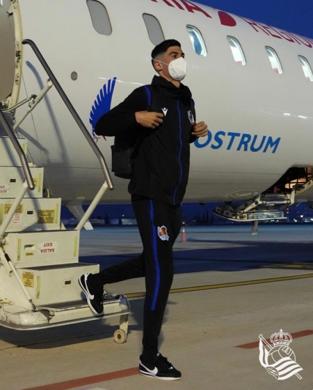 Carlos Fernández, durante la llegada de la Real ayer a Granada, volverá al `Nuevo Los Cármenes´ por segunda vez esta temporada (REAL SOCIEDAD)