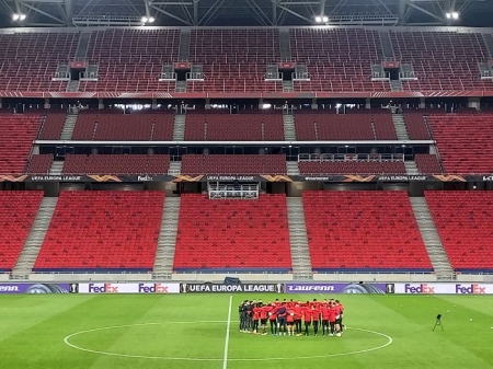 Conjura del Granada ayer en el `Puskas Arena´ antes de su entrenamiento (FRAN CALVO) Conjura del Granada ayer en el `Puskas Arena´ antes de su entrenamiento (FRAN CALVO)
