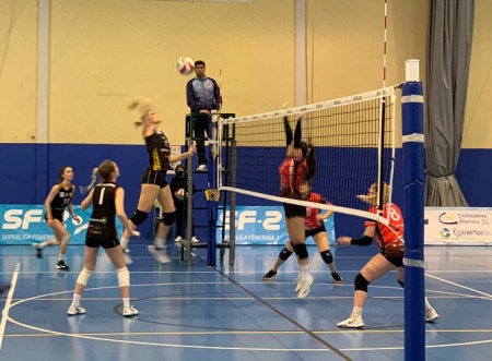 Una jugadora atarfeña realiza un remate (CDU ATARFE) Una jugadora atarfeña realiza un remate (CDU ATARFE)