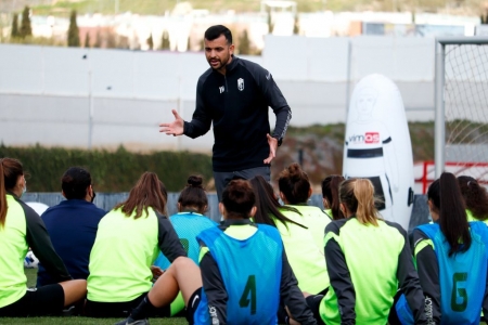José Ángel Herrera, durante uno de los últimos entrenamientos del Granada antes del choque de hoy (GCF FEMENINO)